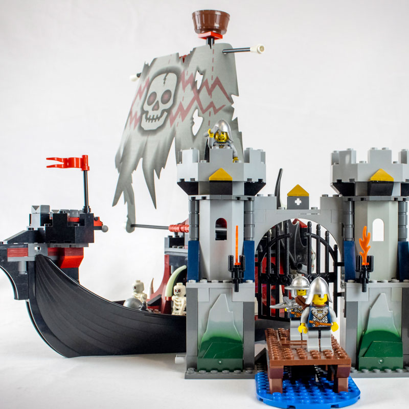 LEGO® Castle™ 7029 Skeleton Attack - steineloge.de